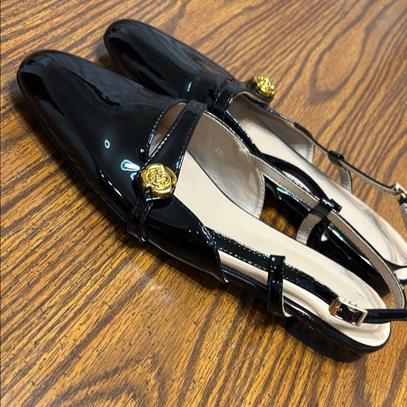 Elegant Black Slingback Flats - Picture 2 of 4